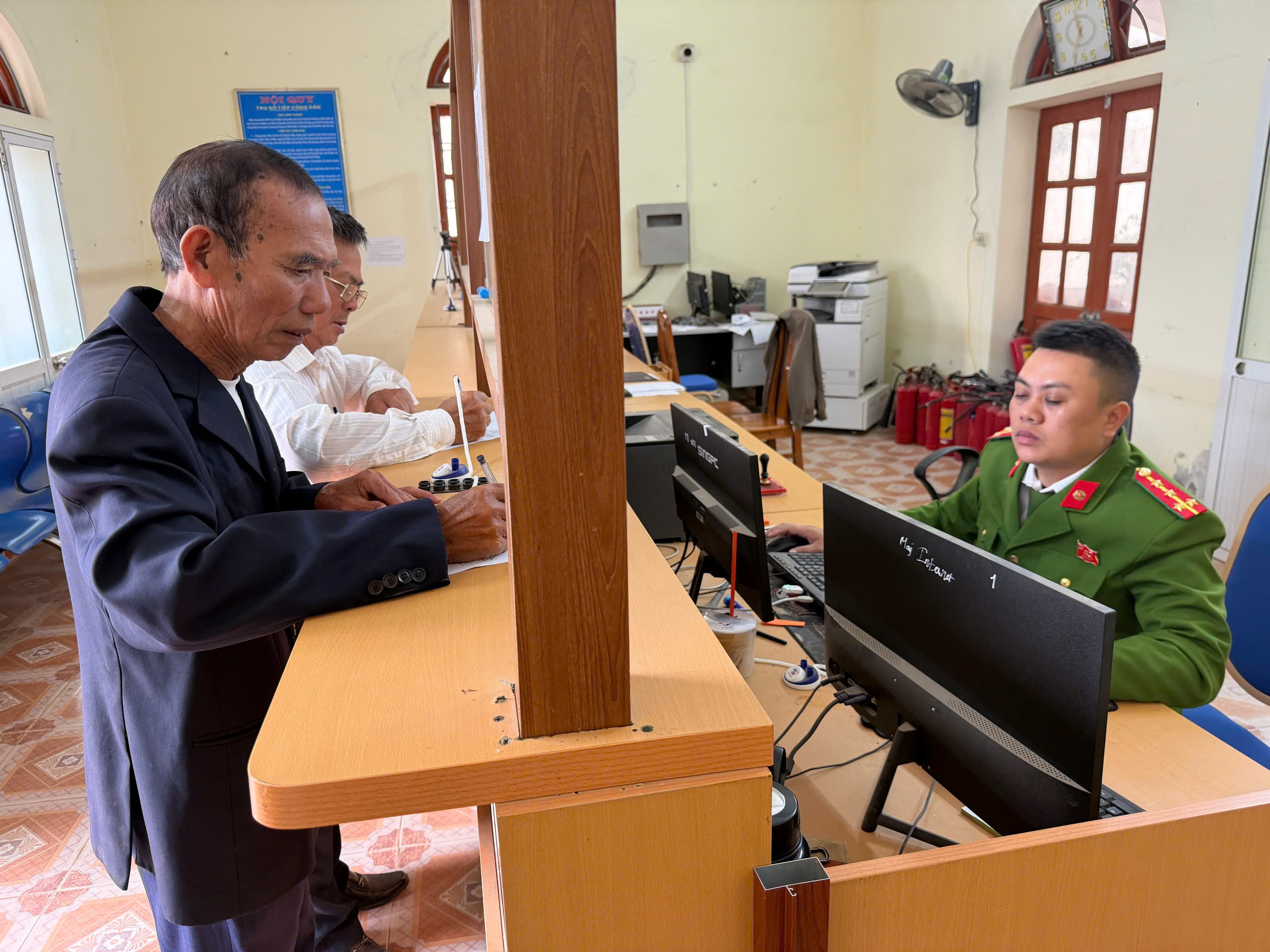 Công an xã Vĩnh Am: Thi đua phong trào “Ba nhất” với mô hình “NGÀY NGHỈ KHÔNG NGHỈ” phục vụ nhân dân cả ngày Chủ Nhật